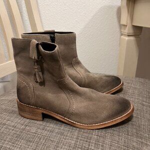 NWOT Crevo Gray Leather Ankle Bootie Size 6.5